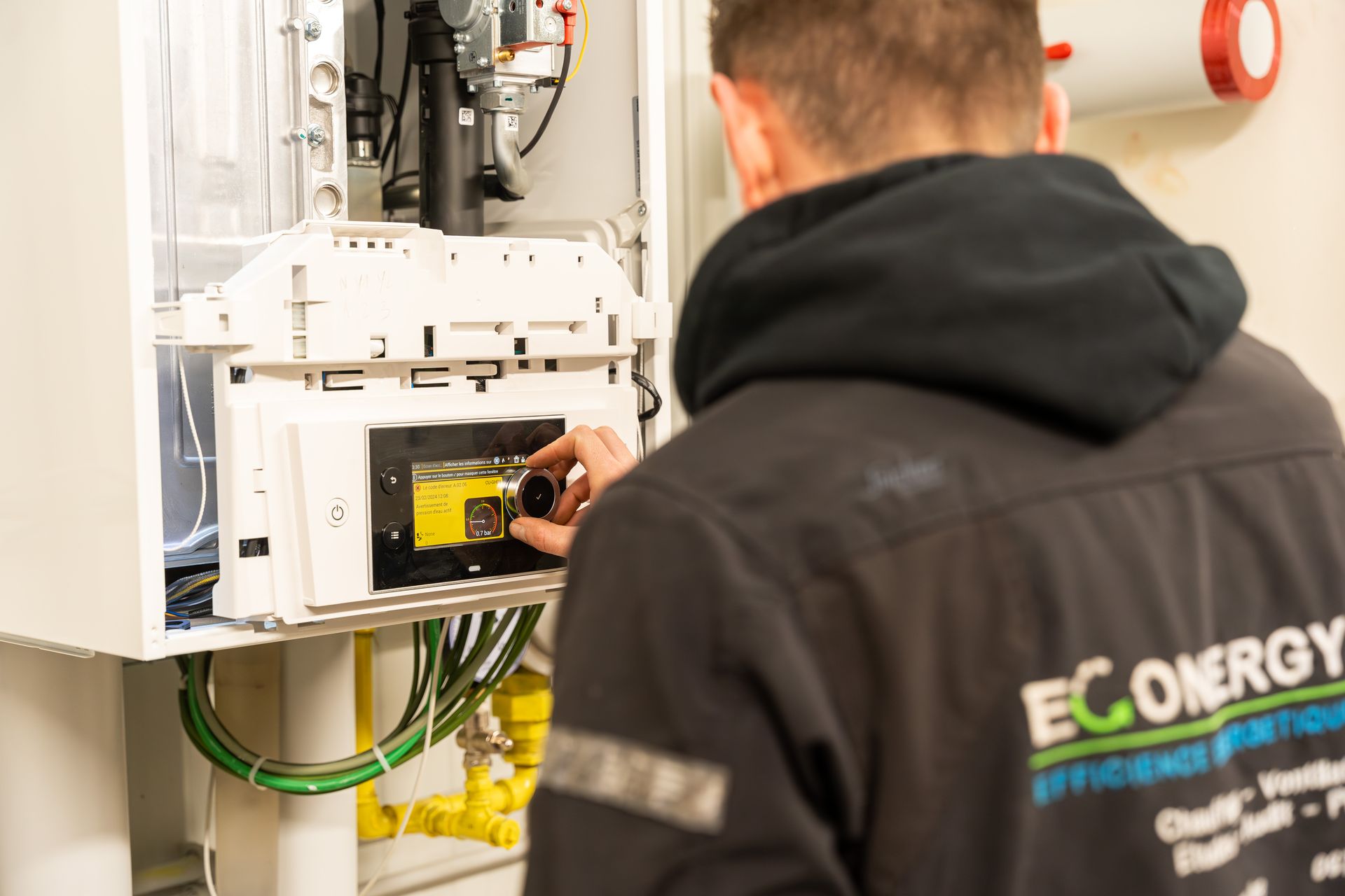Technicien Econergy intervenant sur une installation chez un client