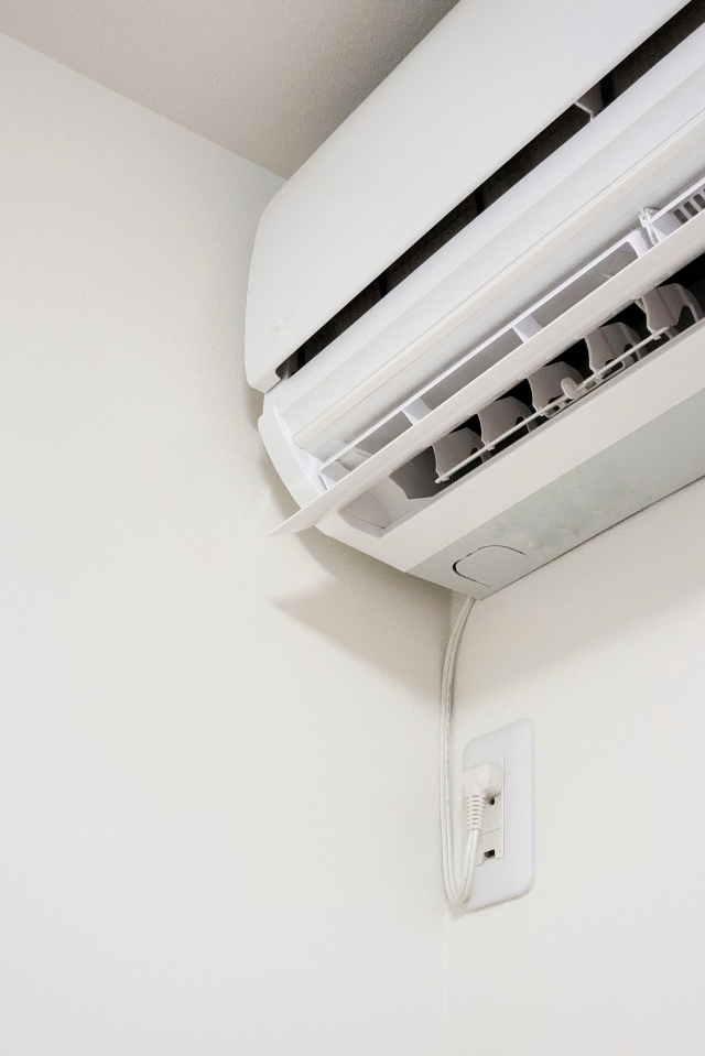 Climatiseur Toshiba SEIYA installé au mur — gros plan sur le diffuseur